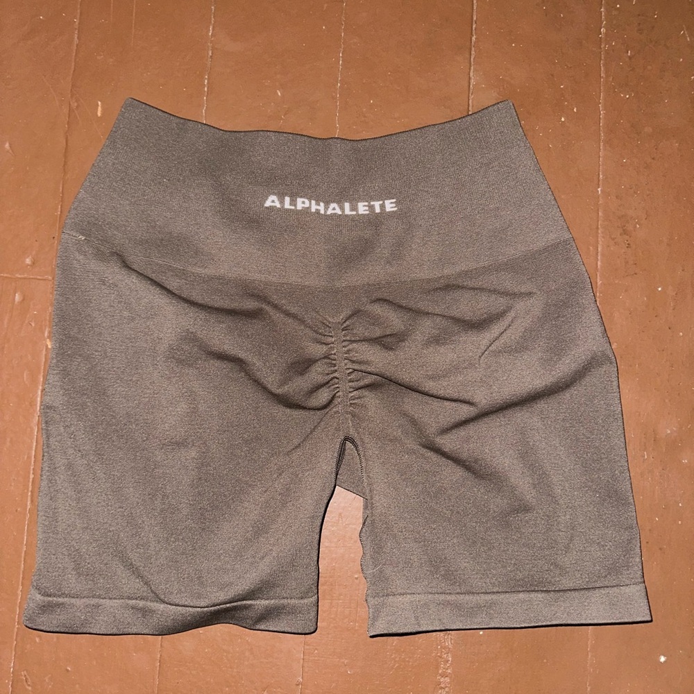 Alphalete Amplify Shorts - light brown